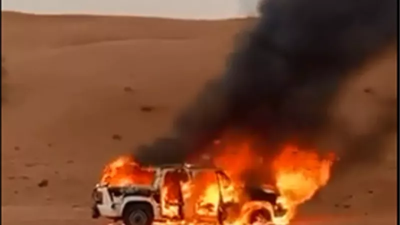 شخص يحرق سيارته فى الصحراء لسبب غريب .. فيديو