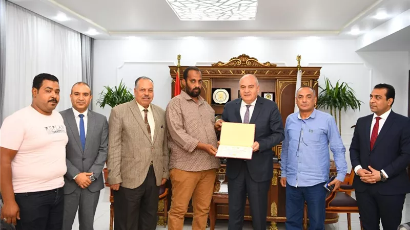 محافظ قنا يكرم مشرف حي المصالح لتفانيه واخلاصه في العمل