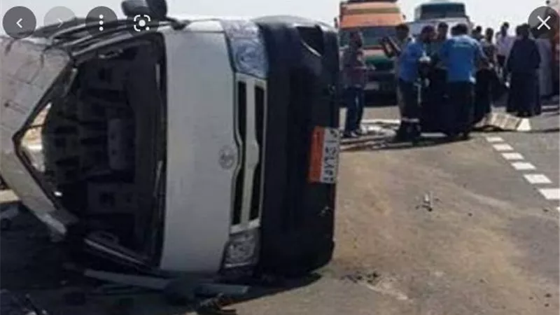 إصابة 5 أشخاص بينهم طفل من أسرة واحدة فى انقلاب سيارة ملاكي بطريق سفاجا قنا
