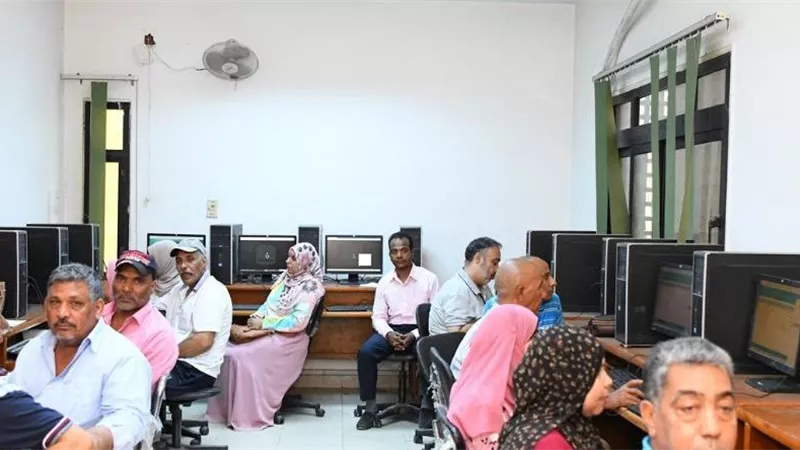 دورات تدريبية للقائمين علي منظومة تراخيص المحال العامة بقنا
