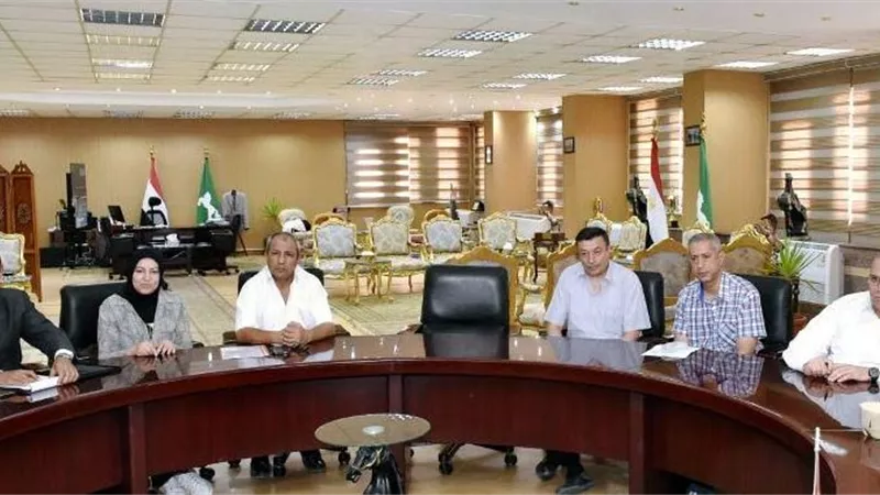محافظ الشرقية يجتمع مع أعضاء اللجنة المشكلة للمرور على مشروعات تبطين الترع