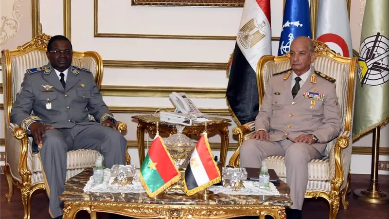 الفريق أول محمد زكي القائد العام للقوات المسلحة يلتقى وزير الدفاع وشئون المحاربين القدامى بجمهورية بوركينا فاسو