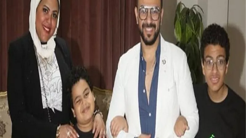 فجر وبلسم ربنا نجاهم.. كريم الحسيني يعلن تعرض زوجته ونجله لحادث مروع