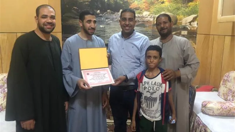 الشعب الجمهورى بقنا يكرم الطالب عبدالرحمن سمير الأول مكفوفين فى الثانوية العامة