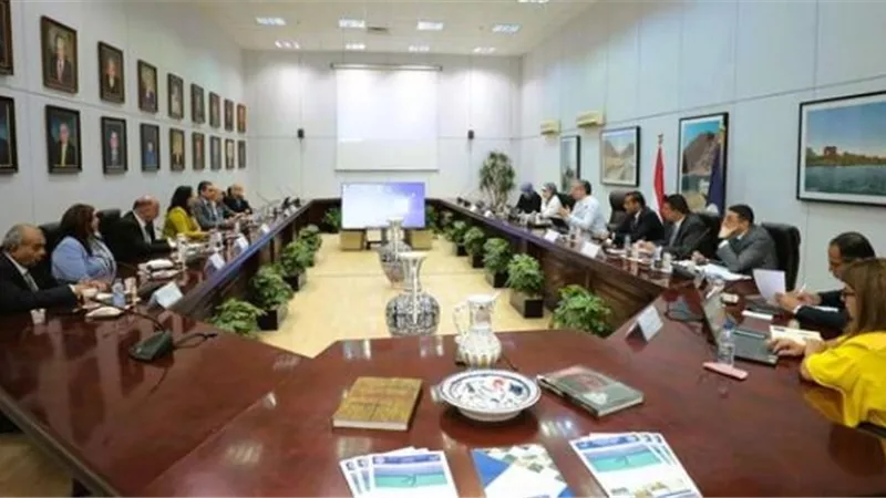 وزير السياحة والآثار يناقش استعدادات وتحضيرات بدء الموسم الجديد للعمرة