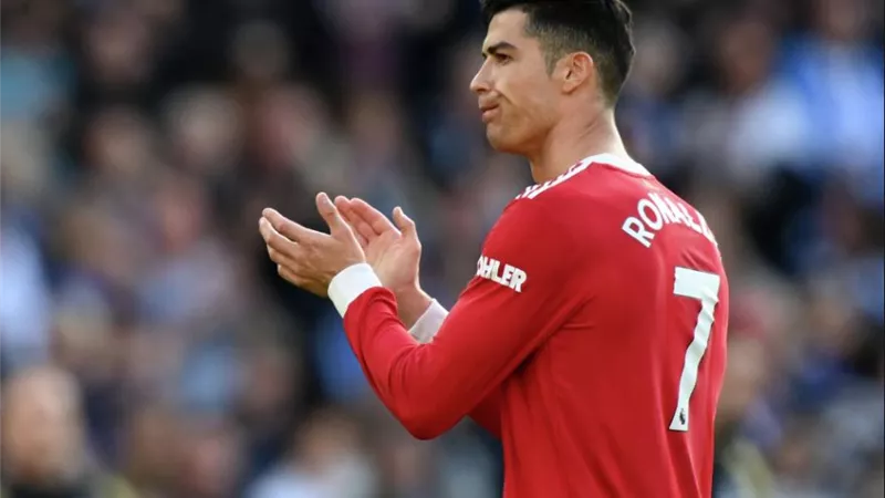 أسطورة مانشستر يونايتد يطالب ببيع رونالدو