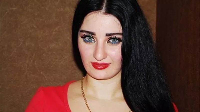 صافينار تثير الجدل بفستان زفاف
