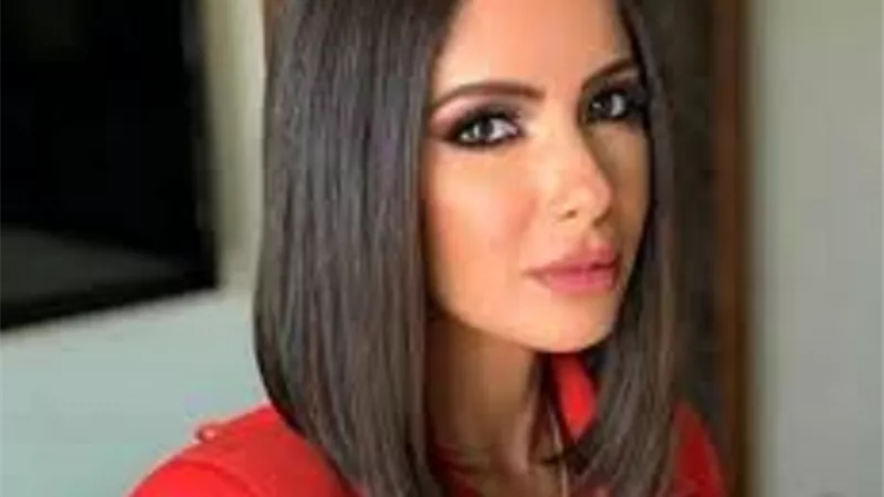 اطلالة كلاسيكية لـ منى زكى تخطف الانظار