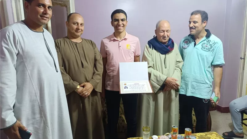 الشعب الجمهوري بقنا يكرم الطالب 