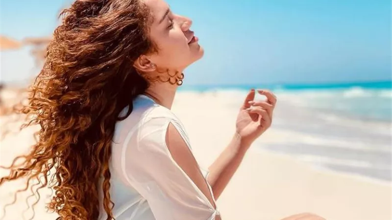بالأبيض.. إطلالة صيفية جذابة لـ رنا رئيس
