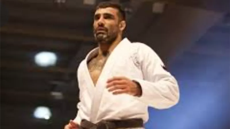 مقتل بطل العالم في رياضة 