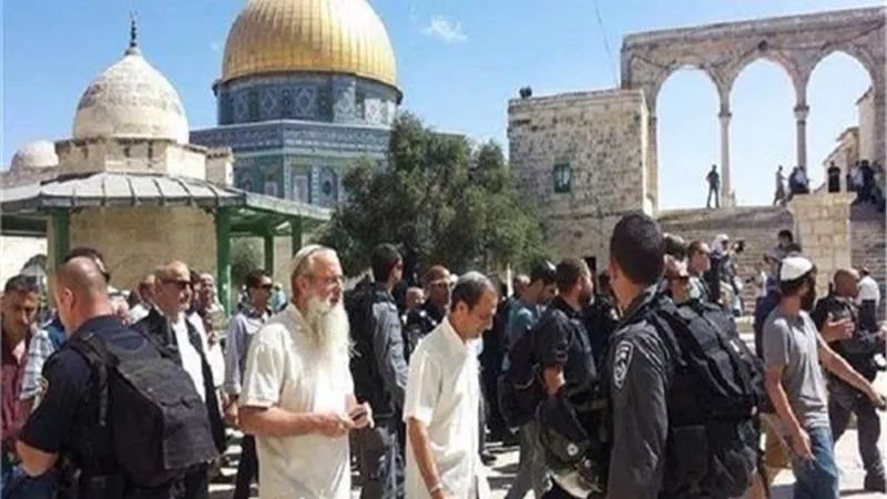 عشرات المستوطنين يقتحمون المسجد الأقصى بحراسة مشددة من شرطة الاحتلال