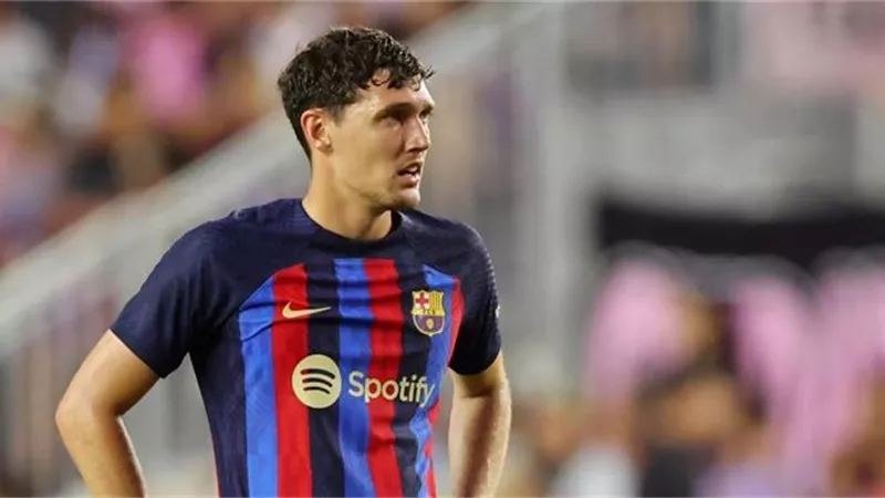 برشلونة يكشف تفاصيل إصابة مدافع الفريق الجديد