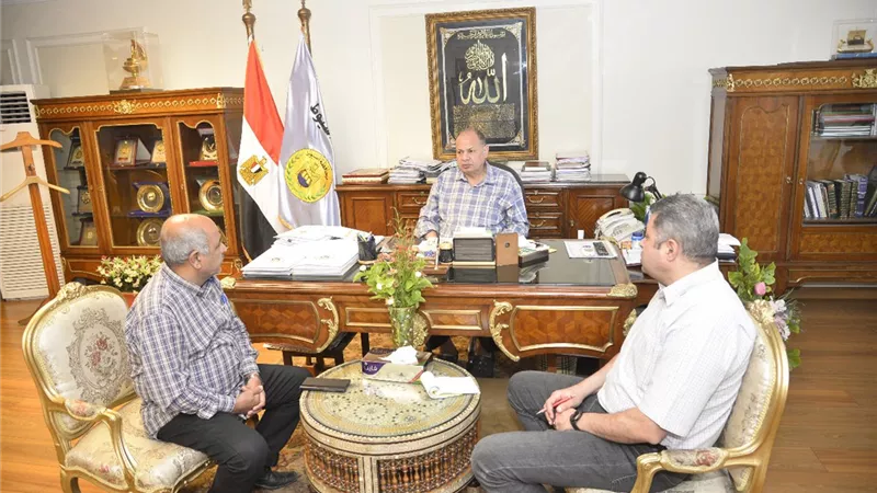 محافظ أسيوط يؤكد على استكمال خطة الرصف