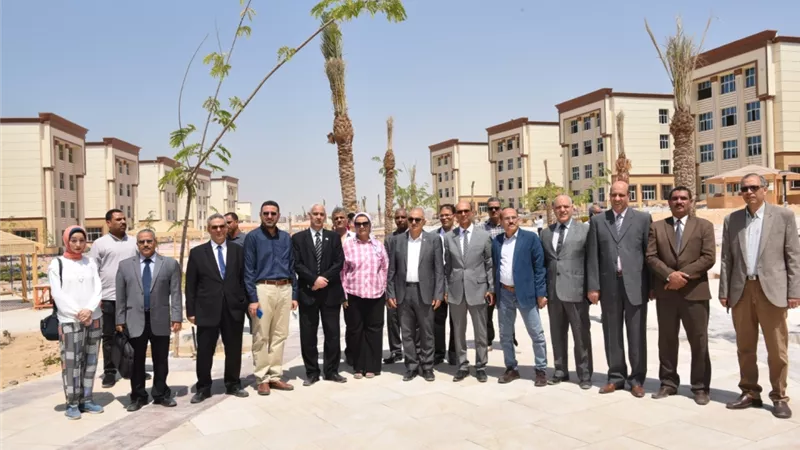 المنشاوى يصطحب قيادات الجامعة الحالية والسابقة فى زيارة تفقدية لمقر جامعة أسيوط الأهلية