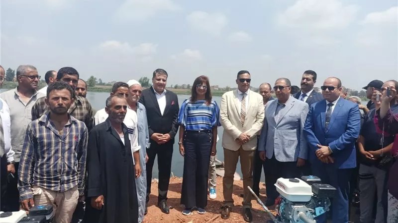 وزيرة الهجرة ومحافظ الدقهلية يسلمان30 مركب لصيادين قرية بساط كريم الدين..صور