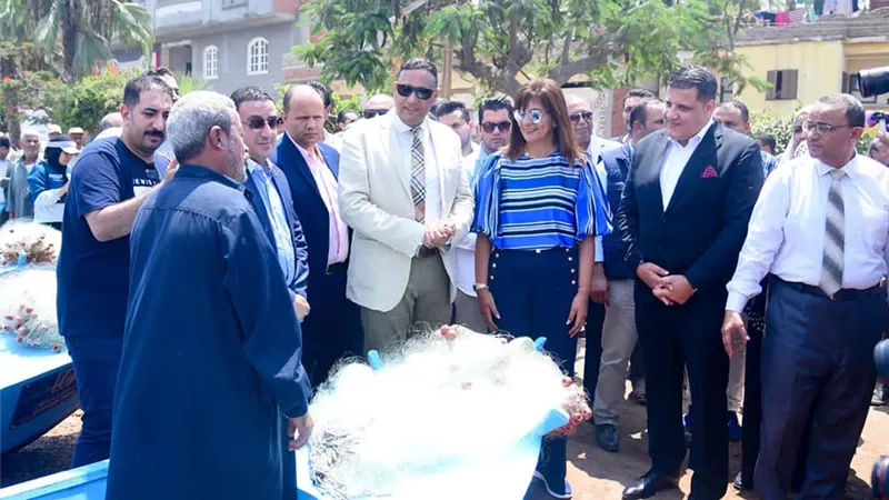 وزيرة الهجرة ومحافظ الدقهلية يسلمان 30 صيادا بقرية بساط كريم الدين مراكب صيد