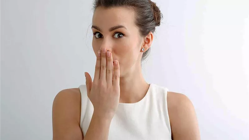 8 نصائح هامة لإزالة رائحة الفم الكريهة