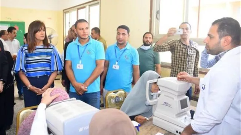 وزيرة الهجرة تتفقد قافلة طبية وتسليم 30 عقد لمراكب الصيد بالدقهلية.. صور
