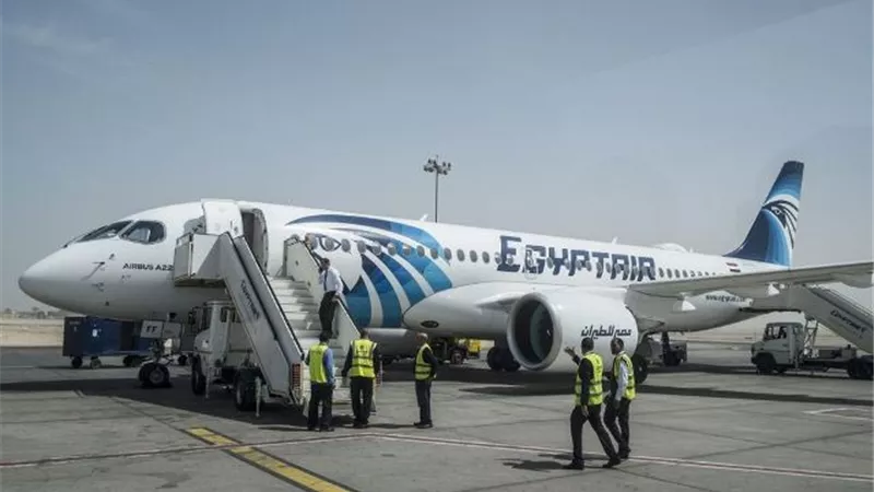 «واقعة غريبة».. راكبة مصرية تضع مولودها قبل الهبوط بمطار القاهرة