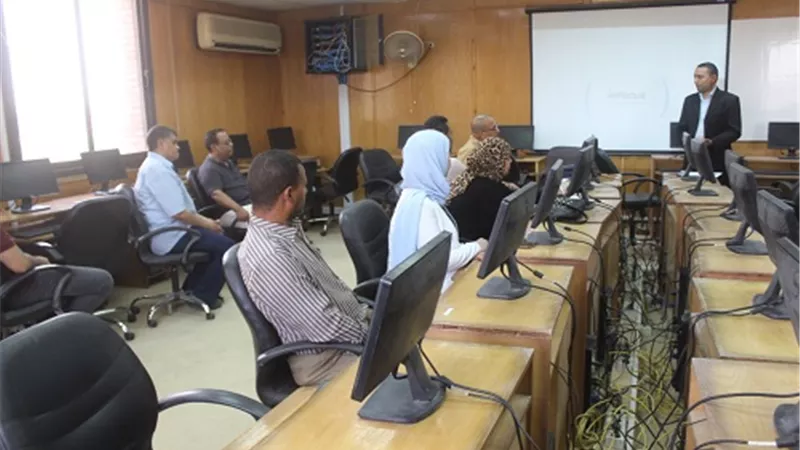 دورة تدريبية عن اجراءات التطبيق الالكترونى لطلاب الماجستير والدكتوراه بجامعة جنوب الوادي