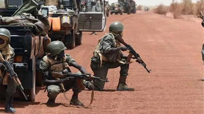 مقتل 17 جنديا وأربعة مدنيين في هجوم على معسكر للجيش في شمال مالي