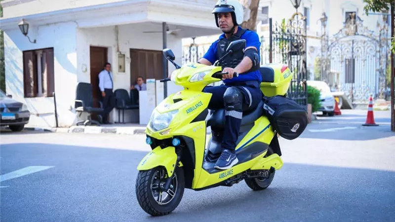 صديق للبيئة ..عبد الغفار يوضح مزايا الاسكوتر الكهربائي الاسعافى