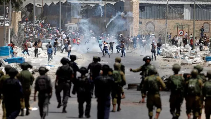 فلسطين: إصابات بالاختناق في مواجهات مع الاحتلال الإسرائيلي في طولكرم والخليل