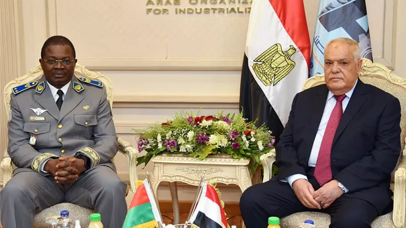 رئيس الهيئة العربية للتصنيع يبحث مع وزير الدفاع بجمهورية بوركينا فاسو تعزيز آليات التعاون وتبادل الخبرات في كافة مجالات التصنيع