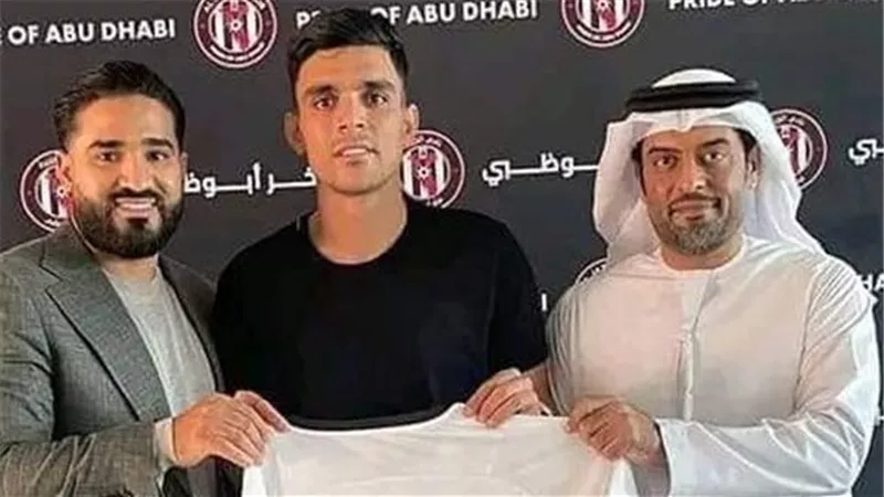 بن شرقي يوقع رسميا على عقود انتقاله إلى الجزيرة الإماراتي.. صور