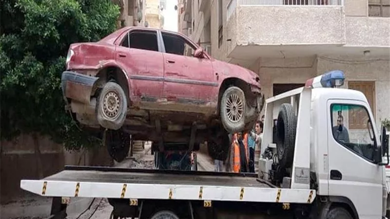 متروكة ومتهالكة ... الداخلية: رفع 57 سيارة من الشوارع