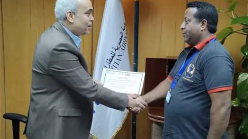 مطار الأقصر يكرم عاملا عثر علي حقيبة بها مبلغ مالي كبير
