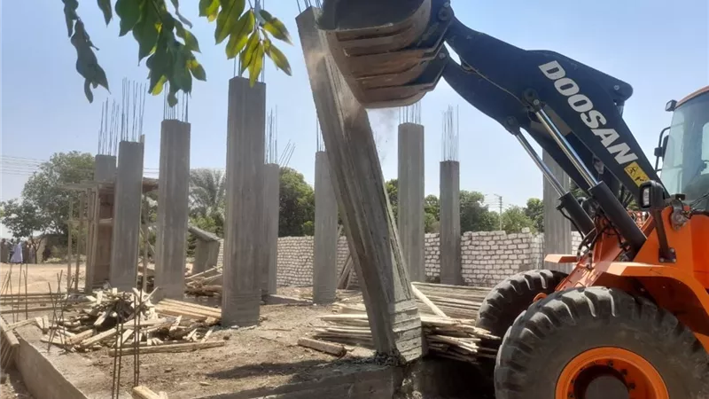 إزالة 13 حالة تعدى بمساحة ٢٦٢٥ متر مربع بإسنا جنوب الأقصر