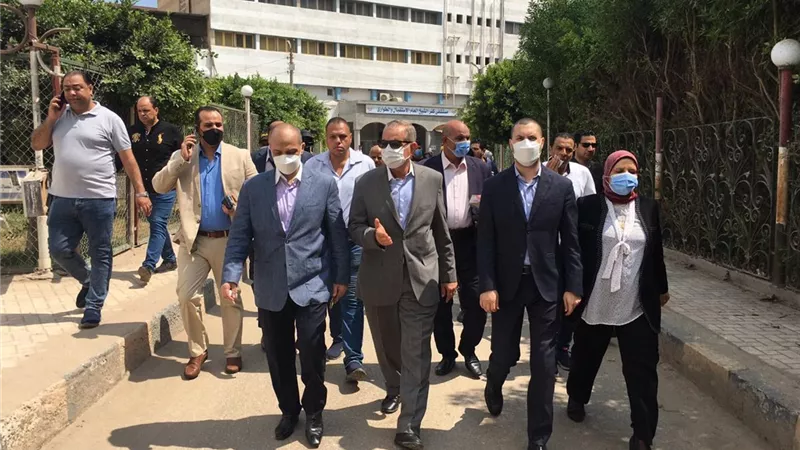 محافظ كفر الشيخ يوجه بنقل 6 حالات لـ3 مستشفيات ويطمئن على كل المرضى بالمستشفى العام