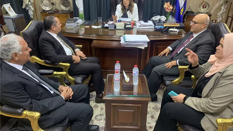 محافظ دمياط تناقش مع رئيس هيئة الأبنية التعليمية مستجدات ملف التصالح فى مخالفات البناء