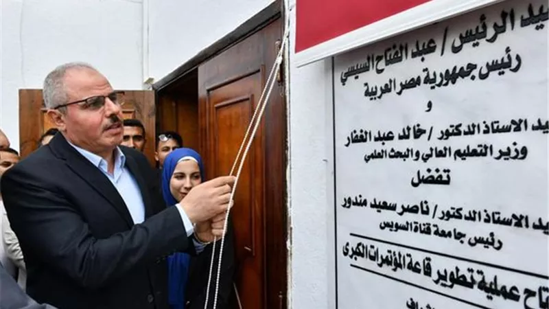 رئيس جامعة القناة يفتتح قاعة المؤتمرات الكبرى بعد تطويرها..صور