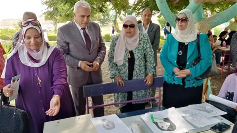 مدير تعليم الإسماعيلية يفتتح معرض الأنشطة بمدرسة ام الأبطال..صور