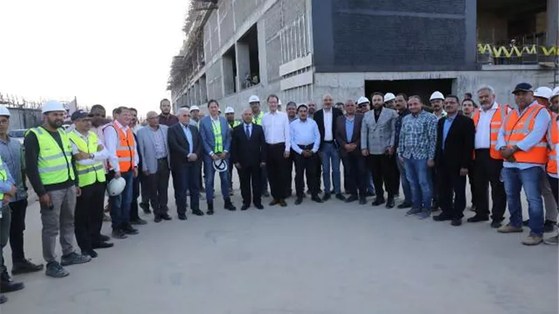وزير النقل والرئيس التنفيذي لشركة سيمنز موبيليتي يتفقدان محطة العاصمة الإدارية