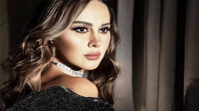 ياسمين رئيس بإطلالة جريئة أثناء عطلتها الصيفية