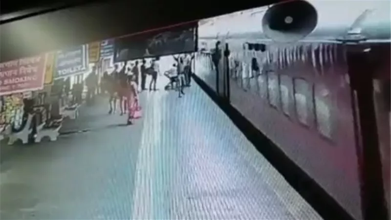 امرأة تنقذ مسنة وابنها من الموت .. فيديو