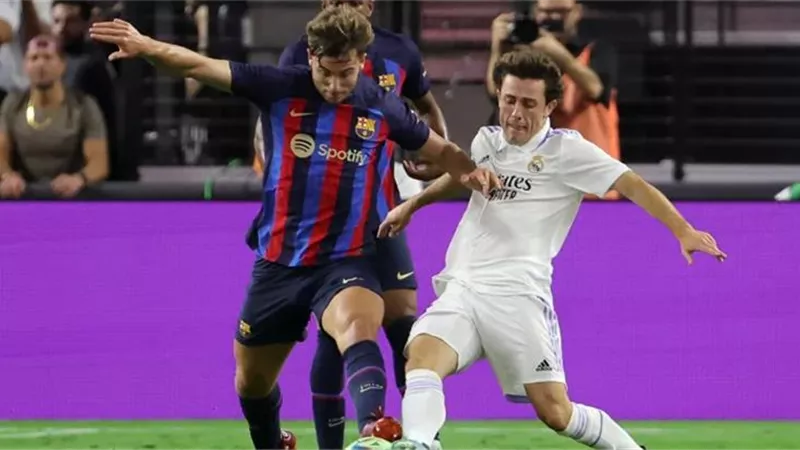 نجم برشلونة يودع زملاءه ويتجه إلى فالنسيا