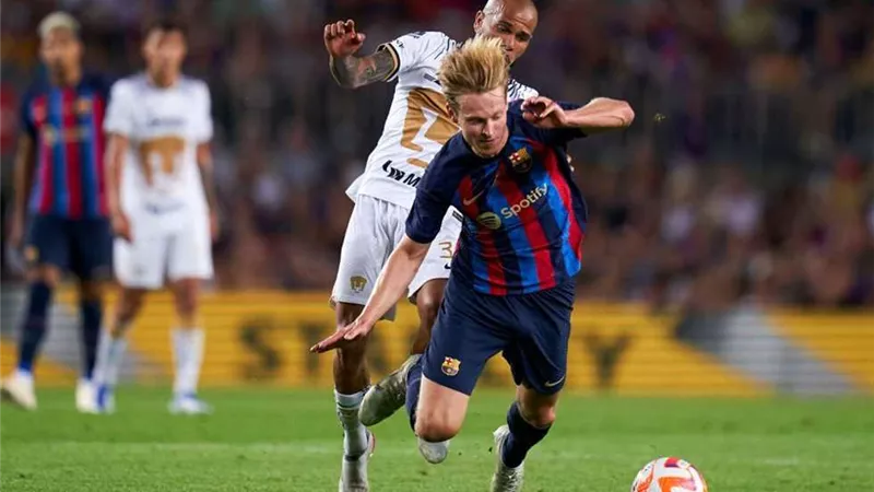 فيديو .. مشجعو برشلونة يسبون دى يونج