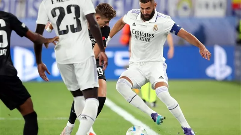 السوبر الأوروبى .. بنزيمة يسجل الثانى لريال مدريد أمام آينتراخت فرانكفورت
