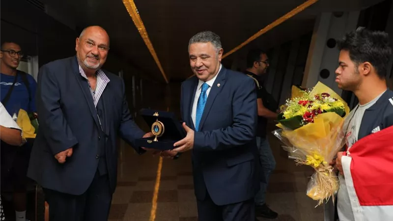 محافظ البحر الأحمر يستقبل بعثة السباحين المصريين