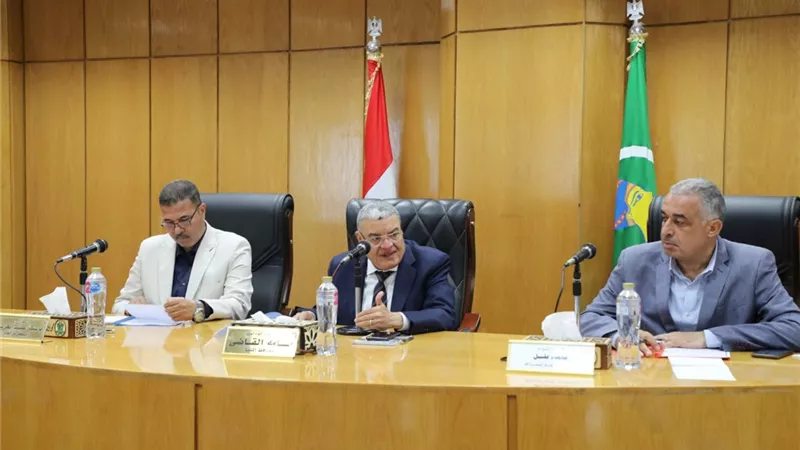 محافظ المنيا يعقد اجتماعا لمتابعة معدلات الأداء لدورة تقنين أراضي أملاك الدولة