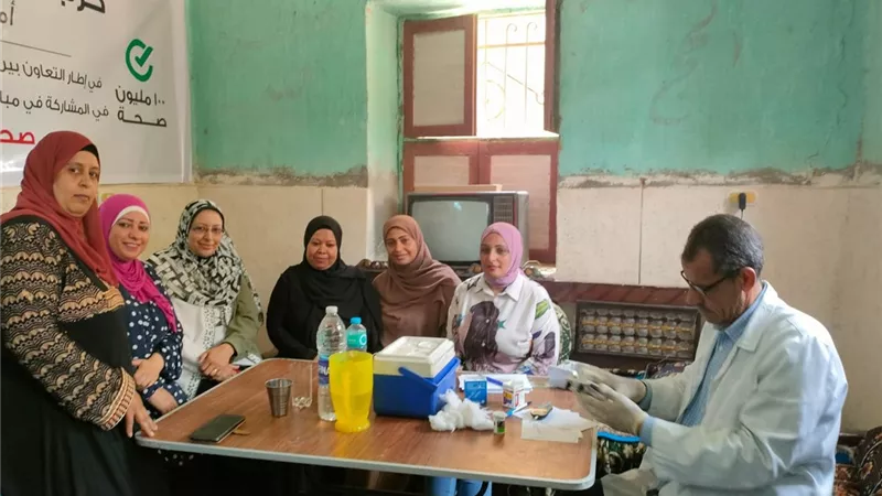 الشعب الجمهوري ينظم قافلة طبية لدعم صحة المرأة بـالأشراف العسيلية فى قنا