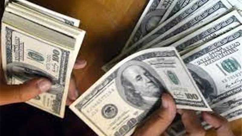 هبوط الدولار بعد بيانات أضعف من المتوقع للتضخم