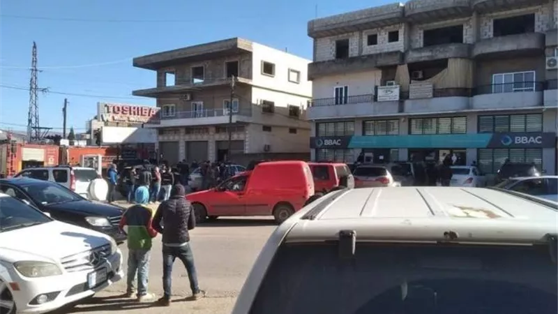 لبناني يحتجز موظفين داخل بنك وسط بيروت للمطالبة بسحب ودائعه
