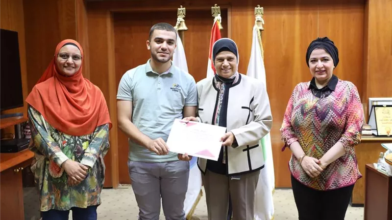 تكريم أوائل المدرسة الثانوية لمياه الشرب ببني سويف
