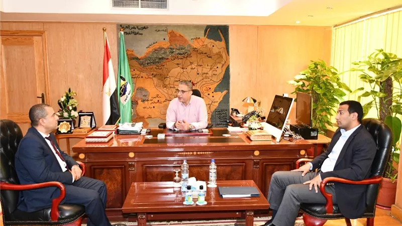 محافظ الفيوم يناقش سبل التعاون المشترك مع هيئة التخطيط العمراني